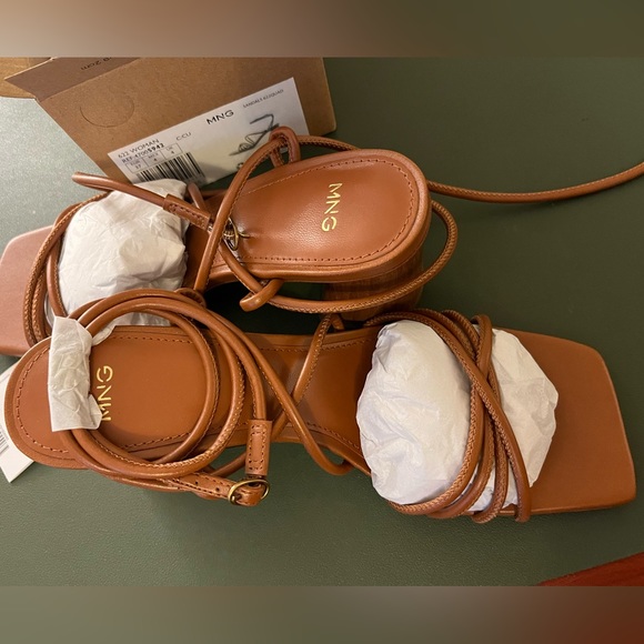 Criss-cross straps sandals sz 6.5. Brand new in box - Picture 2 of 4